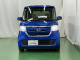LEDヘッドライトを装備しています。LEDヘッドライトはとても明るく、雨の日や夜間走行も安全・安心です。オートライトコントロール付きで周囲の明るさに応じて自動で点灯・消灯します