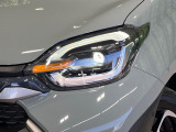 【LEDヘッドライト】悪天候や夜間走行時も良好な視界を確保し安心して運転できる高輝度LEDヘッドライトを装備!点灯速度が早く、消費電力も抑えられています。