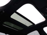 【サンルーフ】閉塞的な空間になりがちな車内の中で、開放感を与えてくれるサンルーフは大人気の装備です!