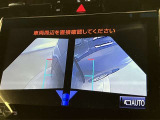 左右のドアミラーに設置されたカメラからの映像を表示します。路肩への幅寄せ・狭い路地でのすれ違いなどのケースにおいて、車両側方の安全確認や接触回避の操作をサポートします。