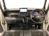 車内は光触媒抗菌消臭施工済です。スタイリッシュなデザインでスポーティなインパネ周りを演出します。グローブボックスやカップホルダーのほかにトレーなどたくさんの収納スペースが付いています。