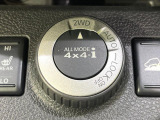 【オールモード4&times;4】2WD/4WDモードを手軽に切り替え可能。燃費重視の2WD、スタック時に役立つLOCK、AUTOモードでは4WDの配分を自動で調整し、路面状況を問わず安定した走りをサポート。