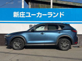流れるような美しいシルエットが際立ちます。伸びやかなキャラクターラインと大きなタイヤが、躍動感とSUVらしい力強さを表現。停まっている時でさえ、走りの期待感を高めます。