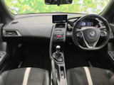 運転席から前方を見渡しやすく、視界の広がりを感じられる運転環境です。シートには明るい色のアクセントが入り、落ち着いた室内にメリハリをプラス。助手席側もすっきりとした空間で、同乗者もゆったり過ごせます。
