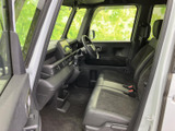 運転席からの視界は良好で、周囲の状況を把握しやすいです。操作性にも優れ、快適な運転をサポートします。