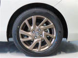 純正のアルミホイール装着車です。タイヤサイズは195/55R16です。