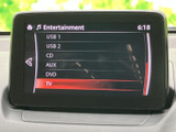 USBやCD、AUX、DVD、テレビなどの選択肢が画面に並び、使いたい音源を確認しやすい表示です。日常の移動から長めのお出かけまで、過ごし方に合わせて活用いただけます。