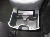 運転席と助手席の間にはドリンクホルダーがあります。取りやすい位置にありますからドライブも楽しくなりますね!