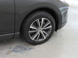 装着タイヤサイズは、225/60R18です。純正アルミホイールを装着しております。