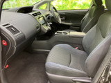 運転席周りは、機能的で使いやすい設計です。必要なスイッチが手の届く範囲に配置されており、安全運転をサポートします。視認性の高いメーターもポイントです。