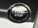 エンジンの始動・停止に使うボタンが手の届きやすい位置にあり、乗車後の操作もスムーズです。文字表示が大きく認識しやすいため、毎日の乗り降りの際にも扱いやすい便利な装備です。