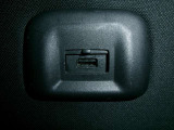 また、USB電源も付いていますので、後部座席に座っている方も、スマートフォンなど充電できます♪