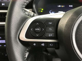 ステアリングスイッチ付き。前方から目を離すことなく操作することが可能です。