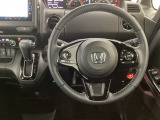 【ハンドル】運転にかかわる様々な操作を安全に行えるように視点移動が少なく操作性に配慮されたスイッチ類が凝縮されたコックピットです。