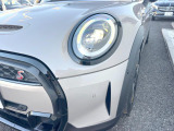 ●LEDヘッドライト:夜間走行時も良好な視界を確保し安心して運転できる高輝度LEDヘッドライトを装備!点灯速度が早く、消費電力も抑えられています。