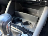 運転席と助手席の間にはドリンクホルダーと小物入れが!必要な時にさっと取り出せます◎