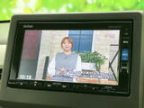 テレビ番組を画面で楽しめる装備です。停車中の休憩時間などに映像を視聴でき、待ち時間も車内で過ごしやすくなります。画面上で音量などを調整でき、使いたいときに手軽に利用できます。