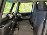 前席まわりは視界が広く、運転席と助手席が横並びでゆったり過ごせる配置。落ち着いた色調でまとめられ、乗り降りの際にも室内全体を見渡しやすい空間です。
