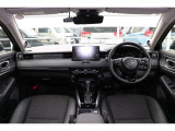 運転時の視界周辺の見やすい位置にメーターやディスプレーオーディオをレイアウト。スイッチ類は自然に手が届く位置に配置され、視線や動作の流れを断ち切らない、ストレスフリーの運転動作を可能にします。