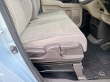 【運転席ハイトアジャスター】シートの高さを調整でき、視界を合わせやすく運転しやすいポジションに設定できます。