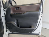 運転席ドア内張はご覧の通り。ドアポケットの収納もバッチリです