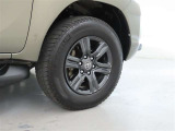 装着タイヤサイズは、265/65R17です。純正アルミホイールを装着しております。