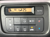 【オートエアコン】一度お好みの温度に設定すれば、車内の温度を検知し風量や温度を自動で調整。暑い&hellip;寒い&hellip;と何度もスイッチ操作をする必要はありません。快適な車内空間には必須の機能ですね♪