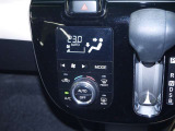 【オートエアコン】設定した温度になるように車が自動で風量や吹き出し口、冷暖房の強さを調整してくれるエアコンです。一度温度を設定すれば、自動で快適な室温を保ってくれるので運転に集中しやすいですよ♪