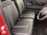 フロントシートです!!ベンチシートなので座席の移動もスムーズに出来ます!!足元も広く運転も楽ですよ!!