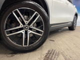 ●純正18インチアルミホイール:輸入車ならではの卓越した走りを支えるホイールと足回りです!日本車の走りに慣れている方にもぜひ体感して頂きたいほど、高いレベルでまとまっています!