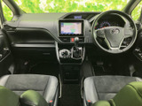 運転席から前方を見渡しやすいレイアウトで、メーターやナビ画面も視線の届く位置に配置されています。前席はゆったり座れる印象で、毎日の移動も落ち着いて過ごせそうです。
