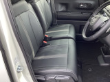 フロントシートです!!ベンチシートなので座席の移動もスムーズに出来ます!!足元も広く運転も楽ですよ!!