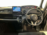 運転席周りのレイアウトをご覧ください。ナビゲーションが綺麗に装着されすっきり収まってますね!