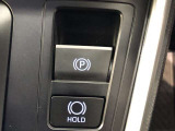 HOLD機能付きの電動パーキングブレーキ。HOLD機能を使用すると、信号待ちなどでフットブレーキから足を放しても、車は動かずそのまま停車してくれます。ドライブなど足が疲れた時には便利な機能です。