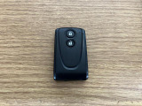 【スマートキー】 スマートキーを携帯していれば、ドアハンドルのボタンを押すだけでロックの解除ができます。