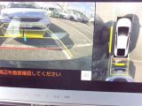 パノラミックビューモニター&バックモニター♪車両の前後左右に搭載した4つのカメラの映像を合成し、車を真上から見ているような映像を表示♪
