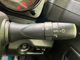 レバーには各種表示がまとめられ、機能を目で確認しやすい配置です。運転席から手の届く位置にあり、表示を見ながら必要な操作を選びやすく、日々の運転をサポートします。