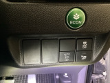 低燃費運転をサポートするECONモード。エンジンやエアコンといった、クルマ全体の動きを燃費優先で自動制御します。空調など快適性を優先したいときは、スイッチを押してOFFにできます。