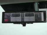 スマートルームミラー・車内の状況に関わらず、車両後方にあるカメラの映像をルームミラーに移します。