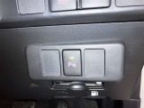 コーナーセンサーを車の前後に装備。障害物までの距離に応じて警告音を変えてお知らせ。縦列駐車時や駐車場・車庫などでの取り回しをサポートします。詳細は販売店スタッフまでおたずねください。