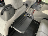 【格納式シートバックテーブル】車内でのお食事などで活躍♪カップホルダーも備えています。