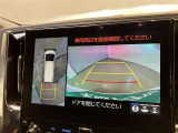 複数のカメラの映像をもとに、クルマを真上から見ているような映像をドライバーに提供し駐車をサポートする機能です。