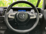 左右のスポークに各種スイッチを備え、手元で車内機能を扱いやすい配置です。メーターを見ながら操作できるため、視線移動を抑えたい日常の運転をサポートします。