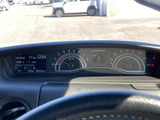 速度やエンジン回転などの表示が運転席正面にまとまり、走行中に必要な情報を確認しやすい配置です。警告灯や各種表示も目に入りやすく、日々の運転をサポートします。