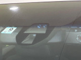 【シティブレーキアクティブシステム】低速走行中に前方の車両等を認識し、衝突しそうな時は警報とブレーキで衝突回避と被害軽減をアシスト。より安全にドライブをお楽しみいただけます。