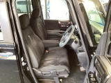 フロント広々、ベンチシートの運転席は、ハイトアジャスターが付いているので、快適にドライブができます。ハンドルはチルトステアリングで、ハンドル位置を上下に調節できます。