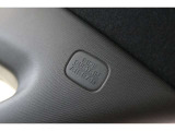 サイドカーテンエアバッグシステムは、側頭衝突時に頭部や頸部を広い範囲で保護し車両側面からの安全性を高めてくれます。