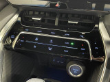 【左右独立オートエアコン】左右独立型、いわゆるデュアルエアコンです。運転席と助手席でそれぞれお好みの温度を設定可能です。