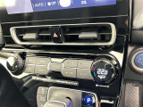 スタイリッシュなデザインのインパネ。各操作スイッチは使いやすい位置に配置されてます。