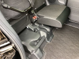 後席の座面をはねあげると、後席のあったスペースがそのまま高さのある荷室空間に!背の高い荷物も横にせずそのまま積み込めます。もちろん左右片方だけのアレンジも可能です。